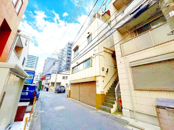 前面道路はアスファルト舗装済みで、徒歩や自転車での移動もスムーズ。大通りに面していないため、比較的交通量の少ないエリアです。実際の陽当りなど、ぜひ現地にてお確かめください。