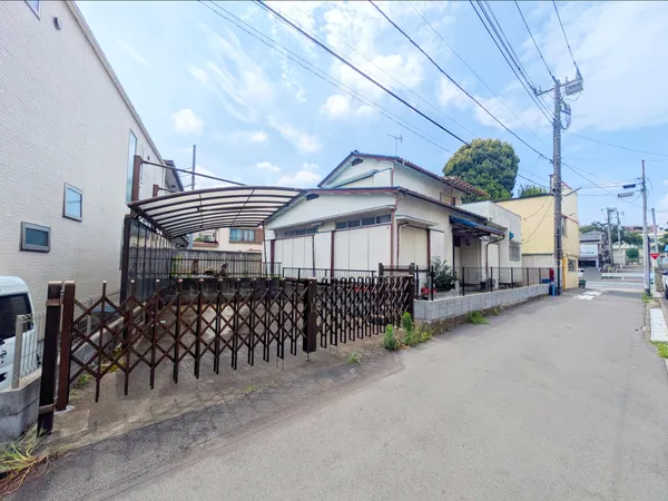 前面には約3.7m私道がございます。大通りに面しておらず、前面道路の人通りが少ない点は日々の生活に安心をもたらします。