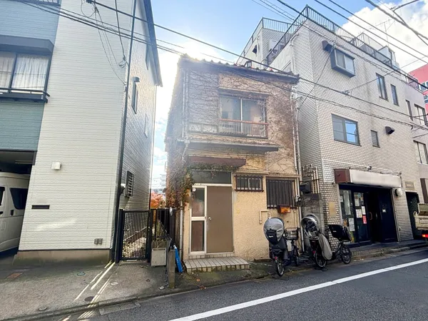 前面道路は北側約5.4ｍの公道、間口約4.5ｍで接道しています。