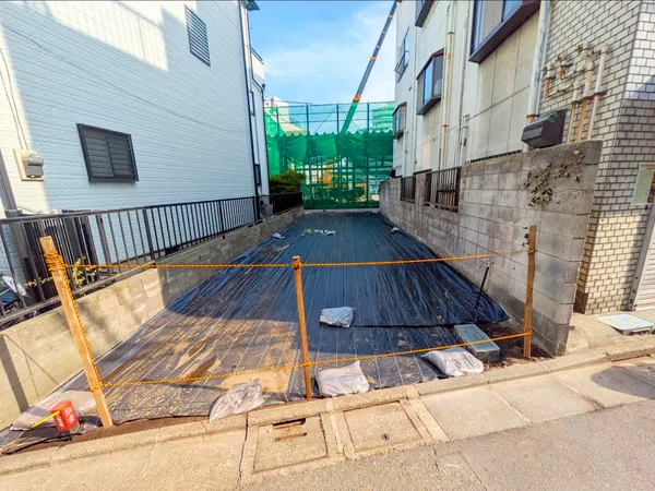 前面道路は北側約5.4ｍの公道、間口約4.5ｍで接道しています。