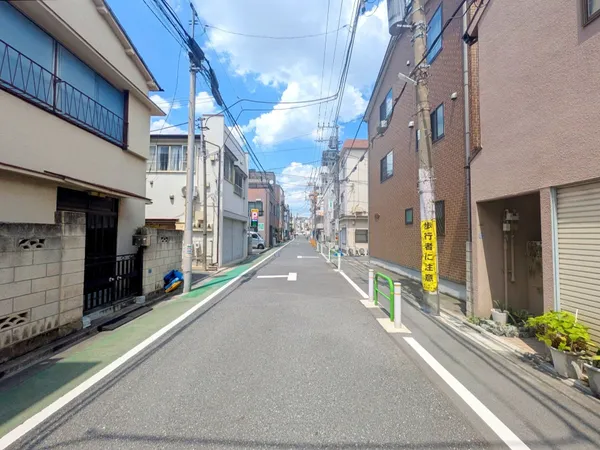 【前面道路】南東側幅員約7.0ｍにつき、陽当たり良好です。