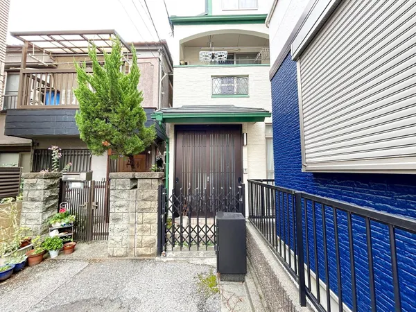 静かな住環境かつ周辺道路は交通量も多くなく、ご家族様にも非常におすすめです。