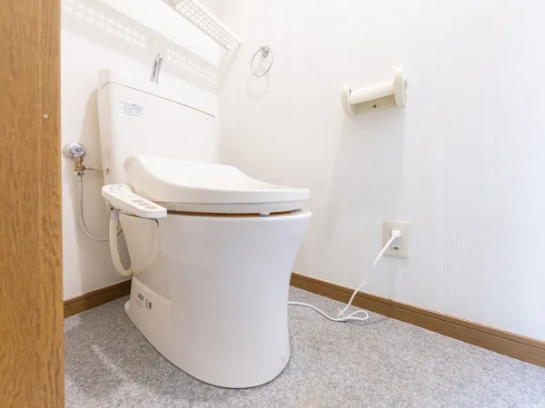 ホワイトを基調とした、清潔感が感じられるトイレ。シンプルな内装のため、トイレカバーやマットなどで、お好みの雰囲気にカスタマイズしていただけます。