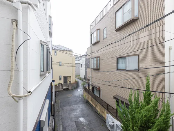 2階部分南向きバルコニーからの眺望です。たっぷりの陽光が注ぎ、開放的な眺望がございます。家事の合間に気軽にリフレッシュ可能です。