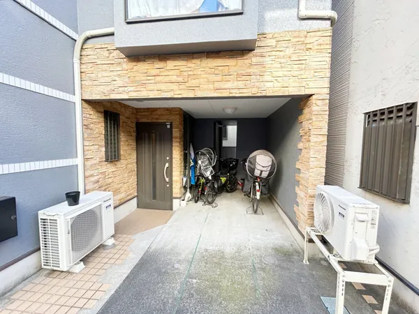 車庫があり(車種による)、カーライフを楽しめます。玄関直通の動線で、雨の日でも濡れることなく快適です。