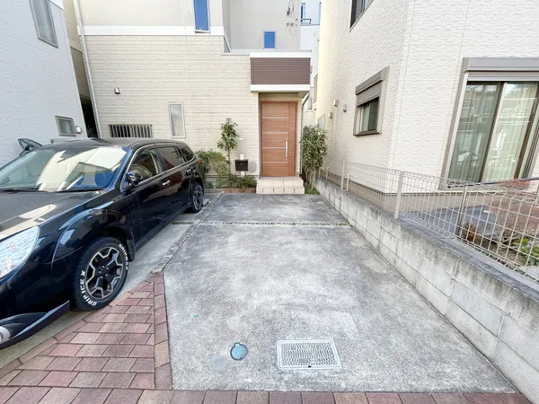 駐車場があり(車種による)、カーライフを楽しめます。玄関直通の動線で、雨の日でも濡れることなく快適です。