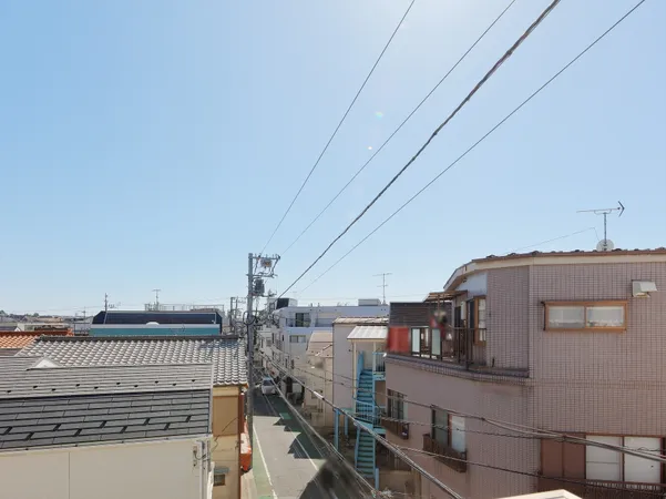 隣接する建物がないので、バルコニーに出ても視線が気になりません。