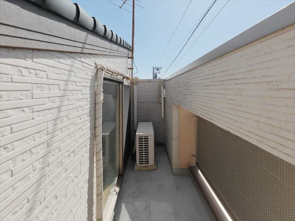 南向きのバルコニーです。気持ちのよい朝を迎えることができ、1日を明るくスタートすることができそうです。