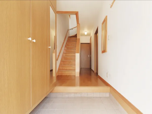 靴をたっぷり収納できる玄関収納が備えられており、玄関をスッキリと保つことができそうです。