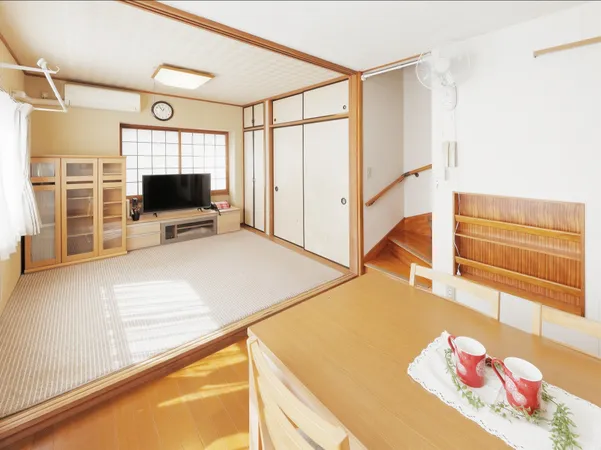 南向きに大きく開いた窓からは、明るい陽射しが射し込みます。爽やかな風が吹き抜ける心地良いリビングには、自然と家族が集まります。