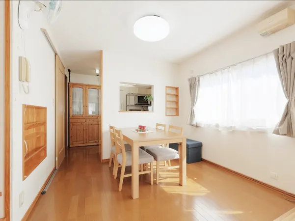 LDKに隣接する洋室(約○帖)の引き戸を開放し、一体利用も可能です。ご家族皆さまで寛げる大きなソファを置いてもゆったり過ごせる広さです。