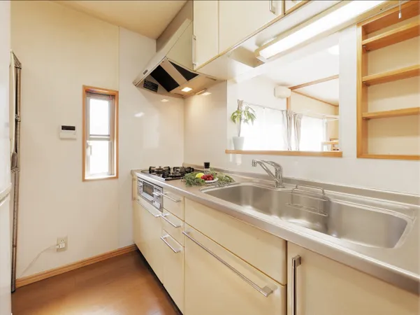 家事をサポートしてくれる、システムキッチン。3口コンロで、複数の料理を同時進行で効率良く作れます。