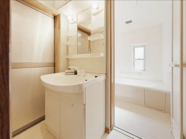 ホテルライクな清潔感のある洗面所です。洗濯機を置いてもゆとりある広さを確保できます。洗面所と浴室が繋がっており、脱衣後の移動がスムーズに行える設計です。