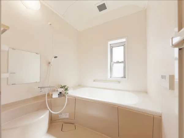 ホワイトカラーを基調とした明るい印象の浴室で、1日の疲れを癒やすリラックスタイムを。