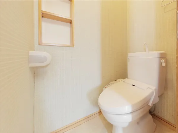 温水洗浄機能付トイレになっております。