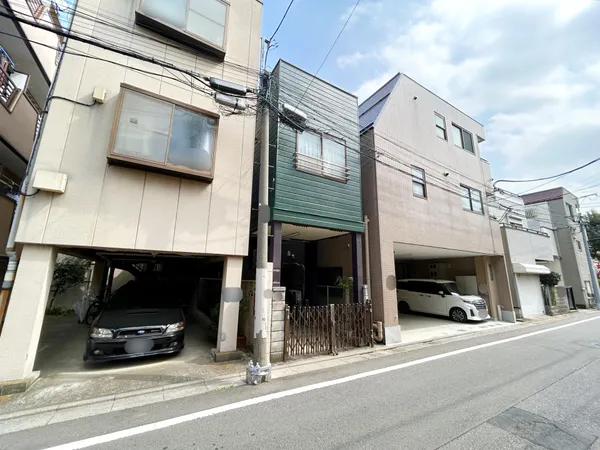 板橋区平和公園も徒歩1分の距離にあり、のびのびと子育てができる住環境が整っています。