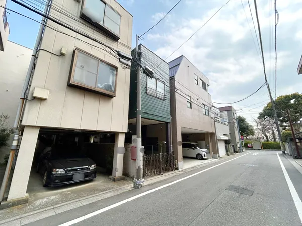 板橋区立中台小学校まで徒歩3分、板橋区立上板橋第三中学校まで徒歩3分の立地。