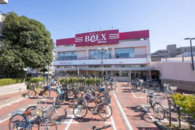 鮮度・品質にこだわり、豊かで快適な暮らしの提供を目指す、地域に根付いたスーパー。営業時間/10:00～21:00(日曜は9:00～※一部テナントは異なります)。