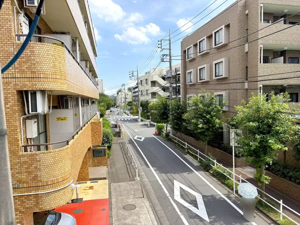 【洋室（約6.7帖）からの眺望】開放感のある景色を眺めることができます。