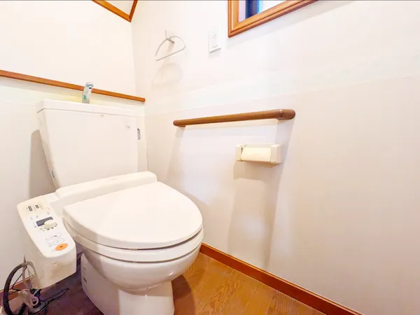 【1階トイレ】清潔感のあるトイレがございます。窓がついており、明るい光が差し込みます。