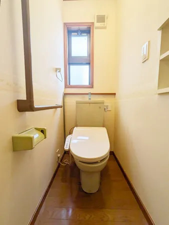 【2階トイレ】2階にもトイレがございます。