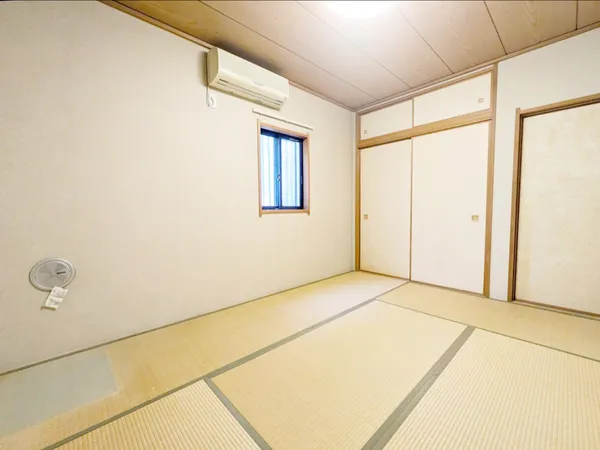 畳の温かみを感じられる和室がございます。