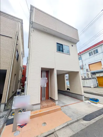前面には約4.0m公道がございます。大通りに面しておらず、前面道路の人通りが少ない点は日々の生活に安心をもたらします。