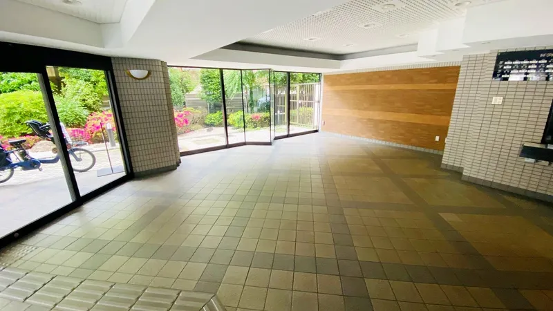 エントランスより入ってすぐのところに、メールボックスが設置されています。共用玄関はオートロックのため、防犯面に配慮されています。