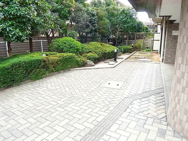 入口の植栽もきちんと手入れがされており、気持ち良く暮らせます。