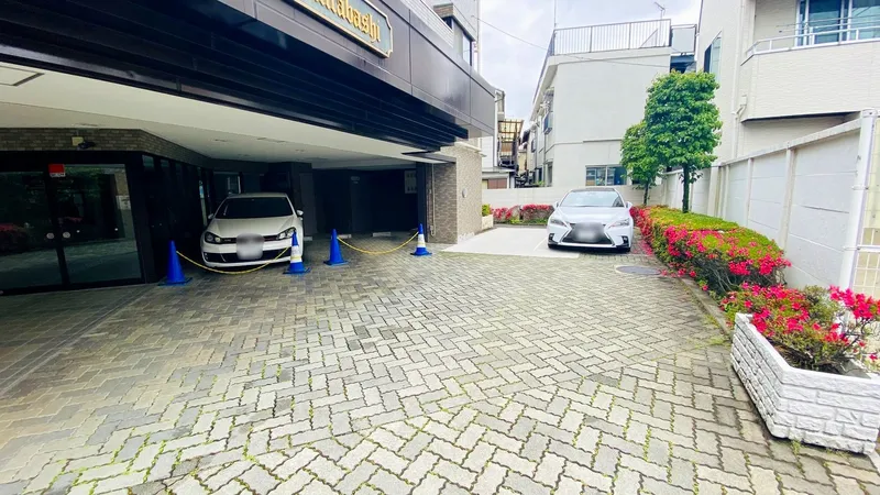 敷地内のマンション専用の駐車場です。居住者用が2台分、来客用駐車場2台分がございます。(サイズ制限有)。詳細はお問合せください。