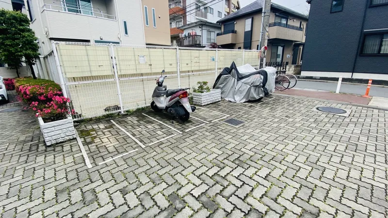 敷地内にバイク置き場があります。※空き状況は都度確認が必要となります。