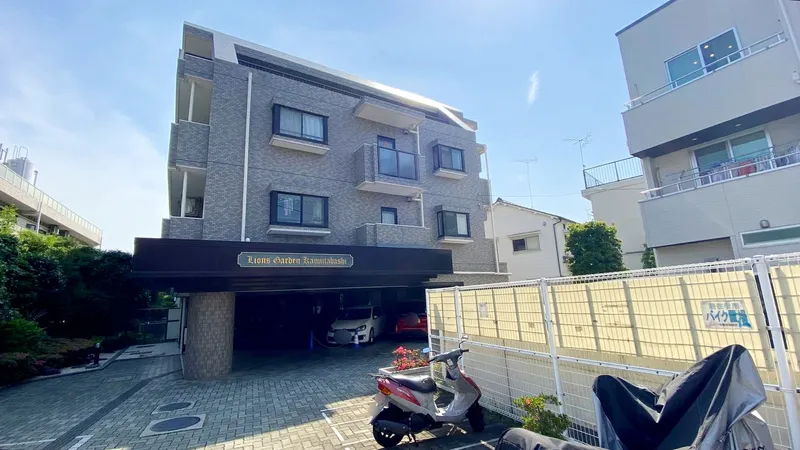 東武東上線「上板橋」駅まで徒歩10分。3階部分に位置する2DKの住まいです。