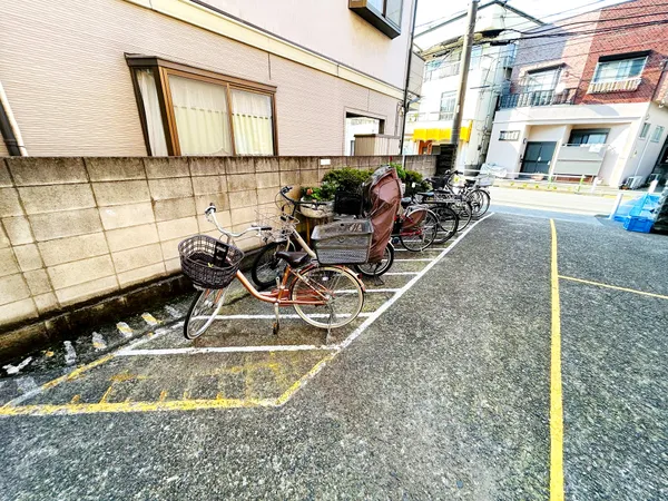 【駐輪場】平置きの駐輪場がございます。電動自転車でも置くことが出来ます。