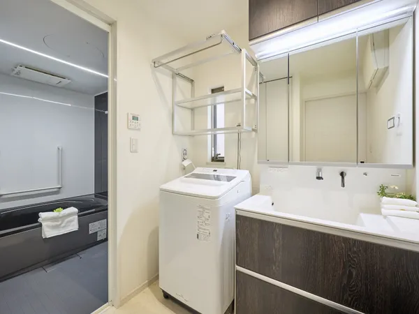 ホテルライクな高級感のある洗面化粧台が備わっています。鏡裏・ボウル下に収納スペースがあり、歯ブラシ・化粧品などをすっきりと収納していただけます。