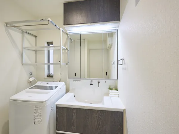 三面鏡付き洗面化粧台です。三面鏡は角度調整ができ、多方向から身だしなみチェックを行えます。