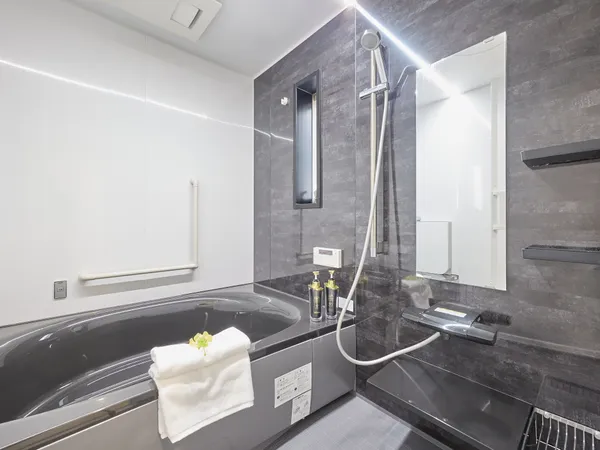 広々とした浴槽で毎日の疲れを癒してくれそうです。浴室乾燥機付きで、雨の日が続く季節でも安心して洗濯ができます。