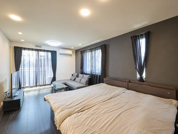 南向きバルコニーに面し、陽光が差し込み明るい空間が広がります。