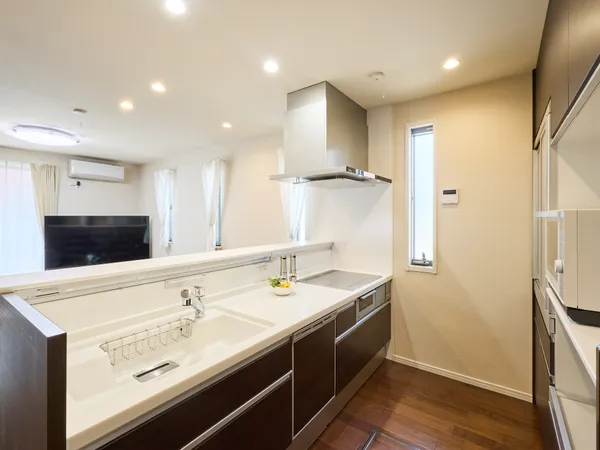 加熱がスピーディーなIHクッキングヒーターが採用されたシステムキッチン。お手入れがしやすく、夏場でも暑くなりにくい仕様です。