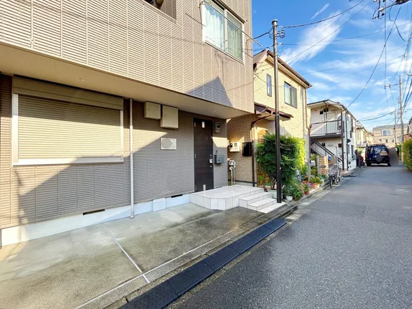 大通りに面しておらず、前面道路の人通りが少ない点は日々の生活に安心をもたらします。