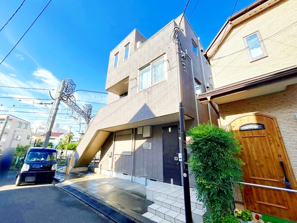 旭化成ホームズ株式会社の注文住宅でございます。一部窓ガラスに二重サッシが採用されております。