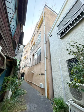 周辺にはスーパーやコンビニなどがあり、利便性が良い地域でございます。