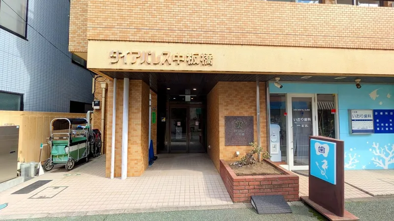 マンションの顔となるエントランス外観は重厚感ある雰囲気です。