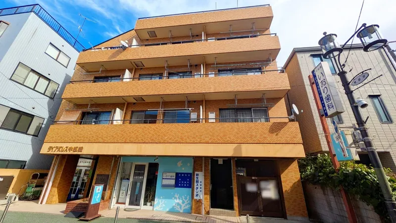 地下1階付5階建、総戸数26戸のマンションです。