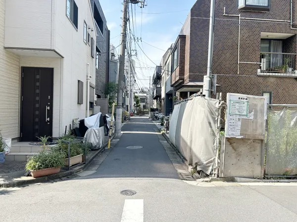 西側前面道路