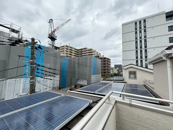 バルコニーからの眺望と太陽光発電システム