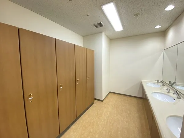 フィットネスジム更衣室