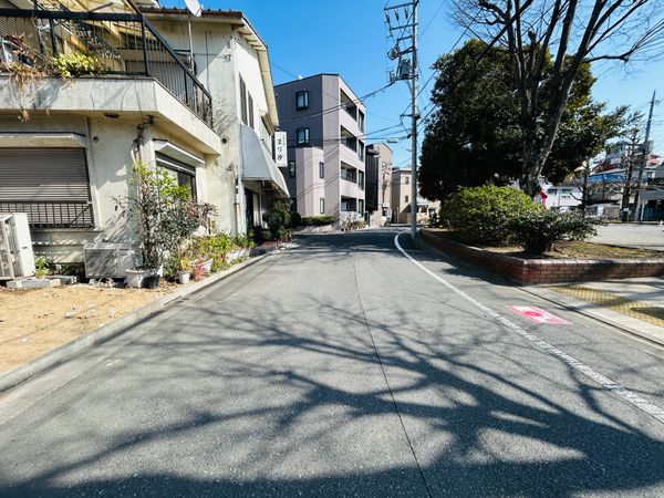 足立区綾瀬2丁目土地 前面道路含む外観