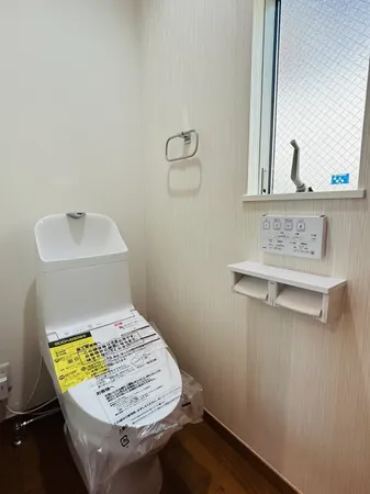 窓付きのトイレ。自然光が入り、換気もしやすい快適な空間です。