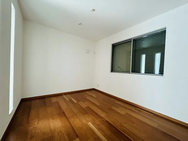 窓が2面にあり、明るさを感じる納戸です。木目調の床が落ち着いた印象です。