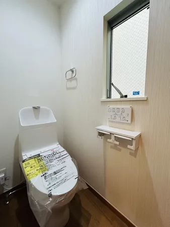 窓付きのトイレ。自然光が入り、換気もしやすい快適な空間です。